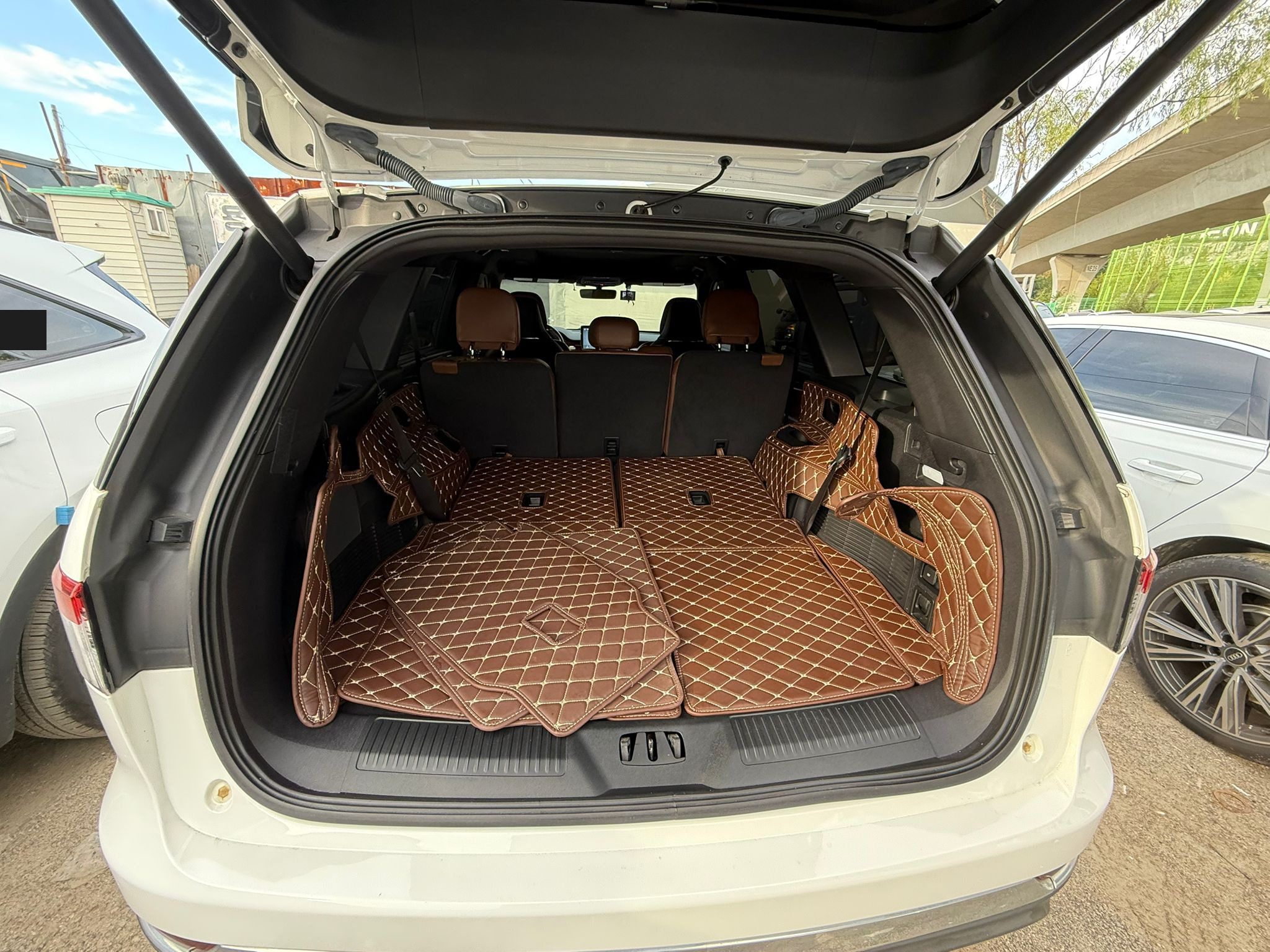 Lincoln Aviator: открытое багажное отделение