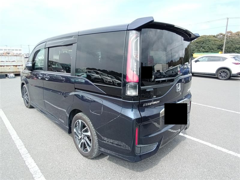 Honda Step Wagon: другой задний ракурс