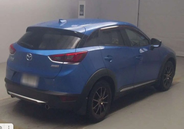 Синяя Mazda CX-3, вид сзади и сбоку