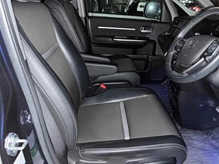 Honda Step Wagon: передние сиденья